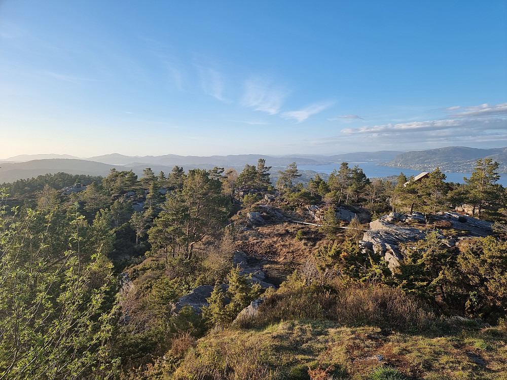 Fra Kolbeinsvarden. Byfjorden til høyre. Til høyre skimtes også gapahuken nær toppen.