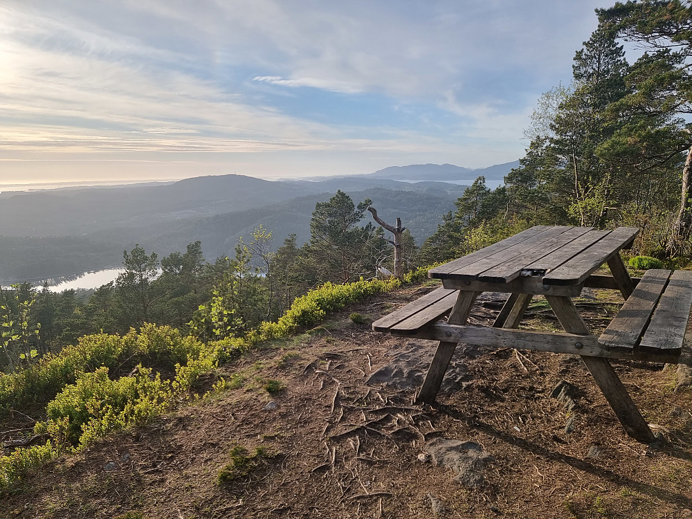 Fra utsiktspunktet nord for Dronninga. Eidsfjellet på Holsnøy bakerst til høyre for midten.