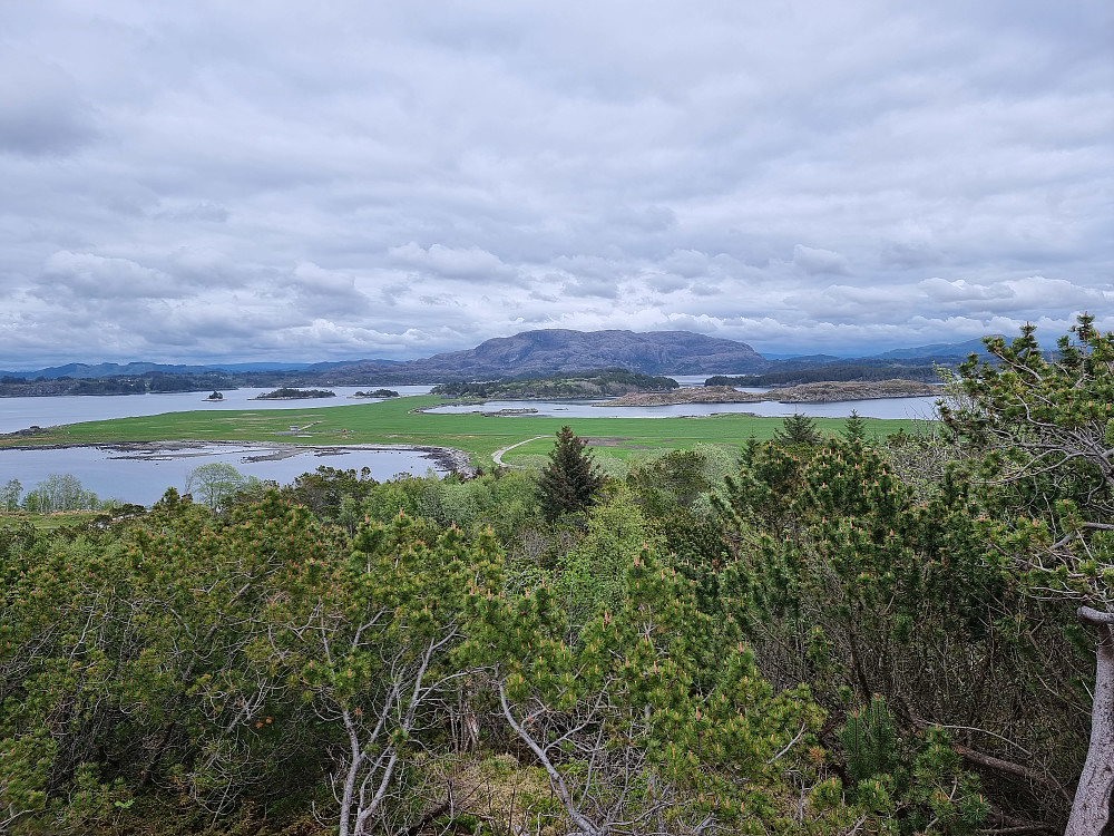 Fra toppen Herdla. Småkalvsøyna og Storekalvsøyna i midten. Eidsfjellet på Holsnøy i bakgrunnen.