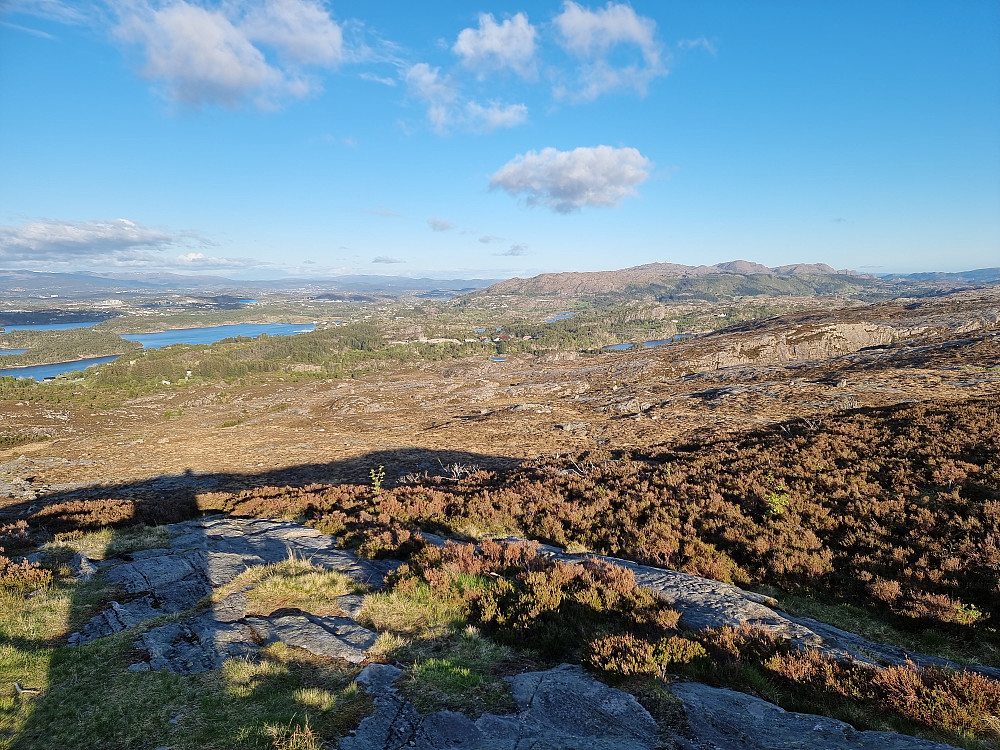 Fra Knappskogfjellet mot sørøst. Liatårnet til høyre.