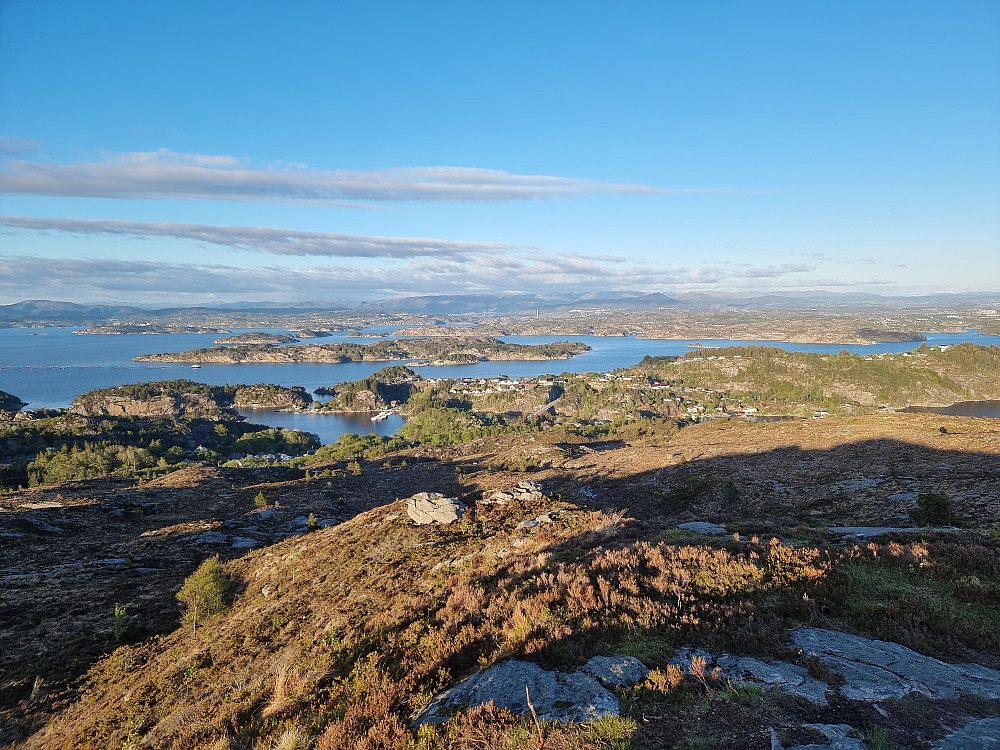 Fra Spjeldsfjellet mot øst. Tårnene på Askøybrua i midten.