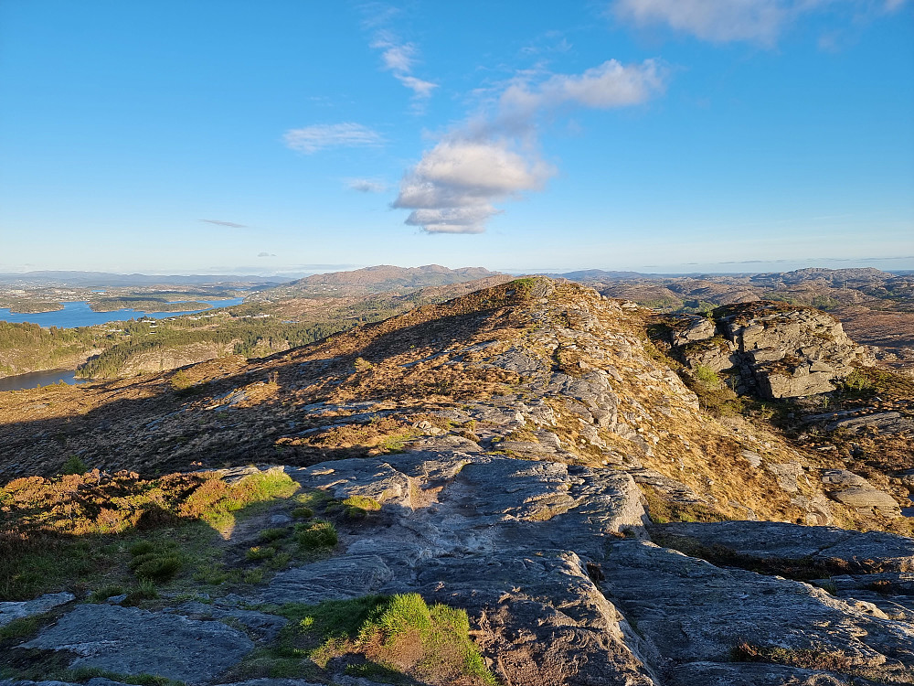 Fra Spjeldsfjellet mot sør. Liatårnet bak i midten.