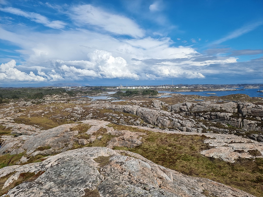 Fra Skogsøytua mot øst. Gassanlegget på Kollsnes i bakgrunnen.