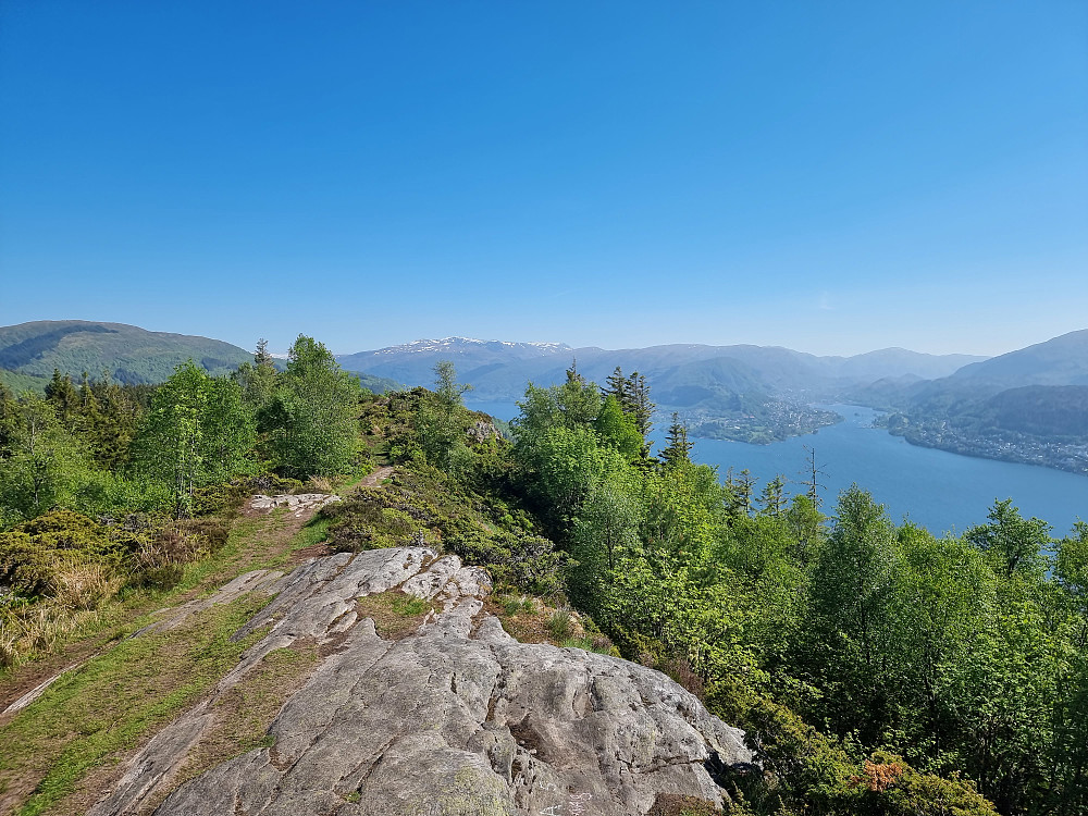 Fra Hånipa mot sør. Garnes og Arna til høyre. Gullfjelltoppen bakerst til venstre for midten.