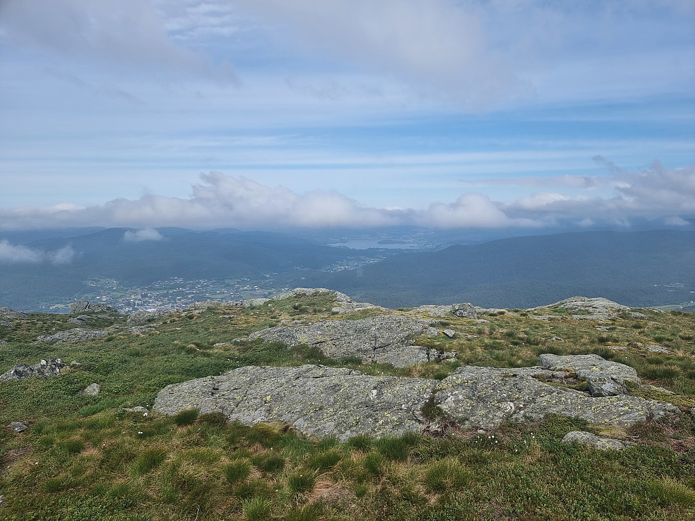 Fra Tyssdalsfjellet mot nordvest. Kalandsvatnet i midten.