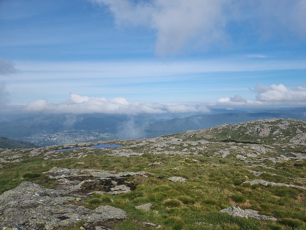 Fra Møsnuken mot nordvest. Kalandsvatnet i midten.