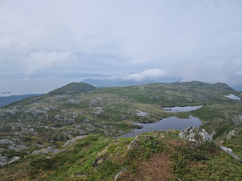 Fra Tyssdalsfjellet mot sørvest. Søra Såta til venstre.