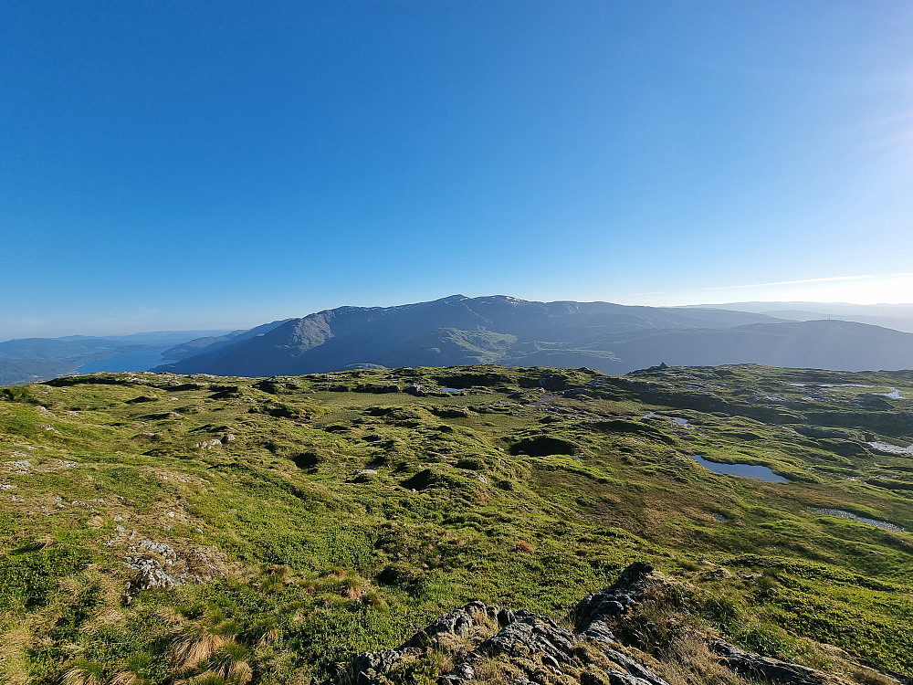 Fra Krånipa mot Gullfjellet. Trengereidhotten til høyre. Samnangerfjorden til venstre.