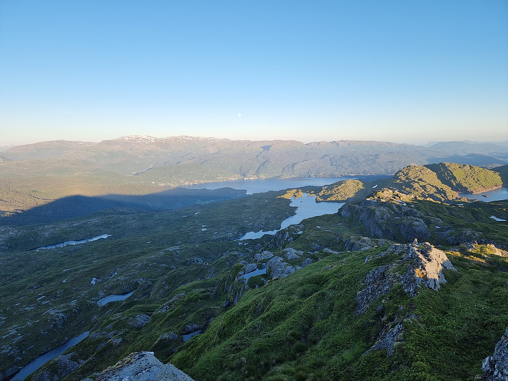 Fra Raudnipa. Tysse ligger på andre siden av fjorden. Tveitakvitingen til venstre.