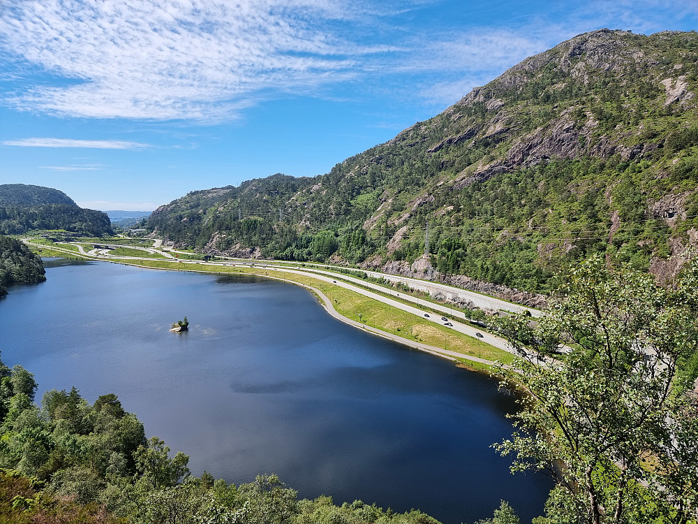 Liavatnet sett fra Stemhaugen. Lyderhorn til høyre.