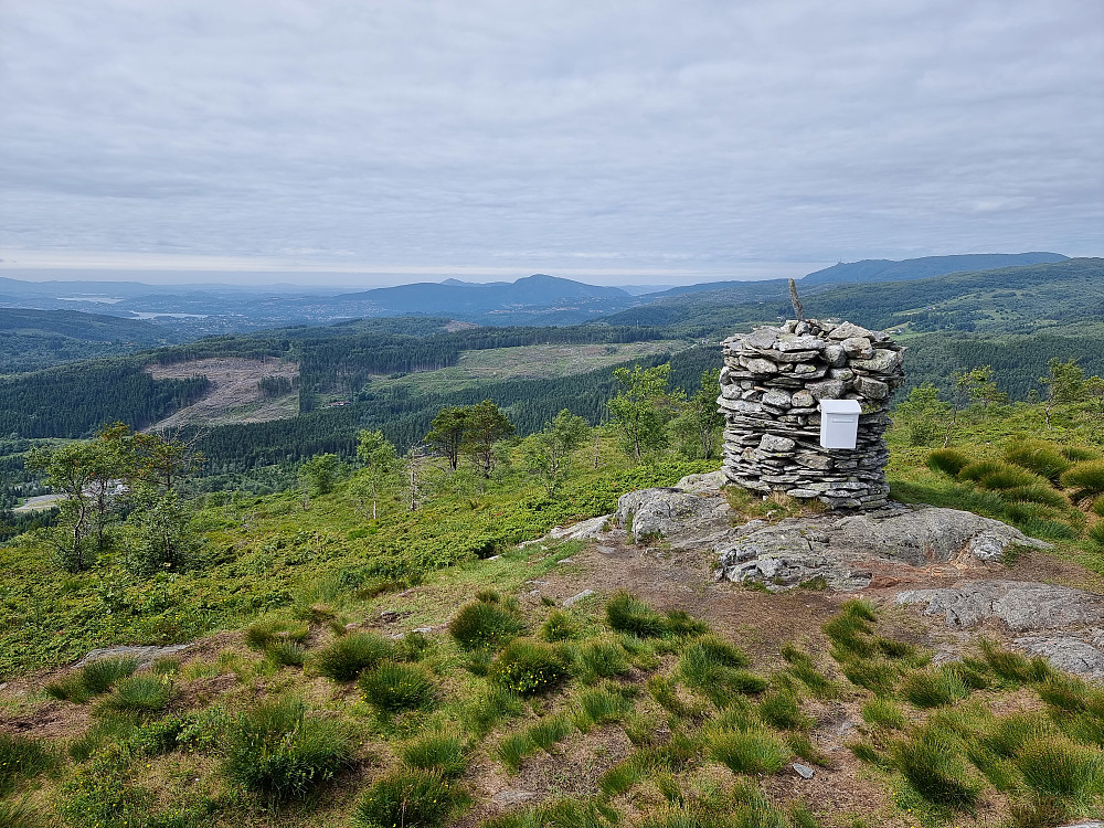 Stor varde ved trig.punktet like sør for Solbakkefjellet. Masten på Ulriken ses bak varden.