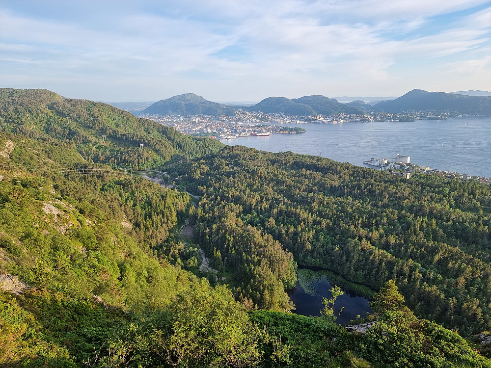 Fra Orretua. Lyderhorn helt til høyre. Søndre del av Langevatnet rett nedenfor.