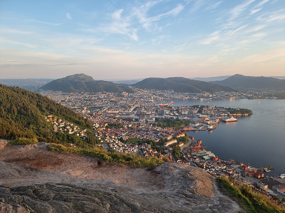 Fra Sandvikspilen på toppen av Stoltzekleiven. Løvstakken til venstre.