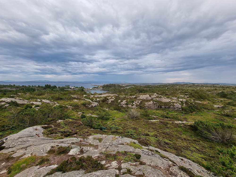 Fra Vikåsen mot sørøst. Stegeviksvatnet i midten.