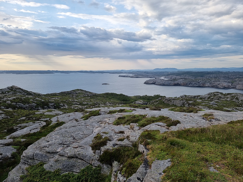 Fra Vikåsen mot nord. Eidsfjellet på Holsnøy bak til høyre.