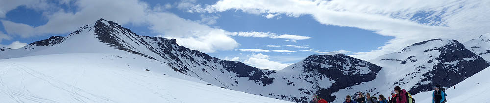 Vestryggen opp mot Breitind til venstre i bildet. Ser ikke toppen herfra. Ser den vestlige toppen. Til høyre i bildet sees to av toppen på Stigbotthornet.
