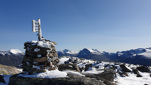 Toppen av Viromkjerringa med Skarfjellet og andre Innerdalsfjell i bakgrunnen.
