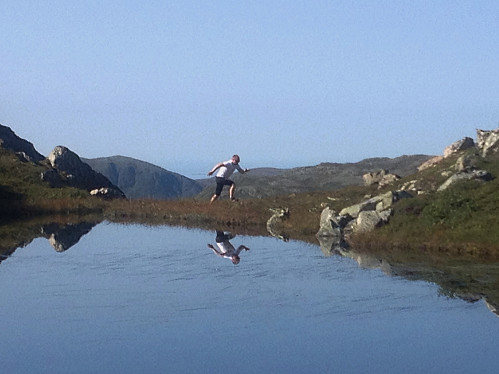 Vidar Smeby med storhavet i bakgrunnen.