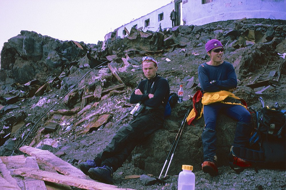 Elbrus er Europas høyeste beliggende søppelfylling. Skrot og rester av en fjellhytte i bakgrunnen.