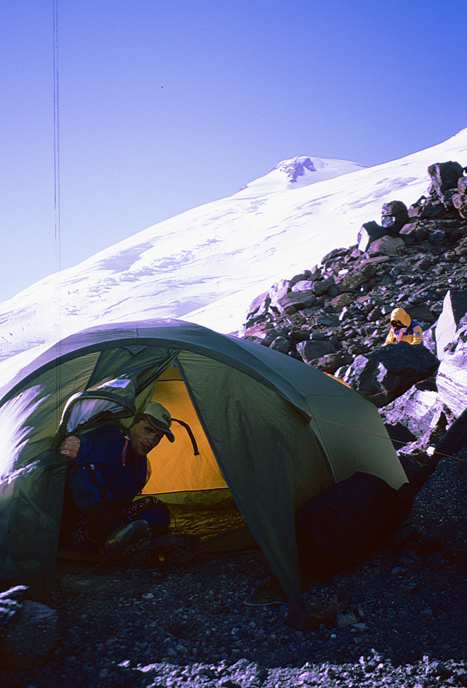Camp 1 etablert med Elbrus og en høydesyk herremann i bakgrunnen.