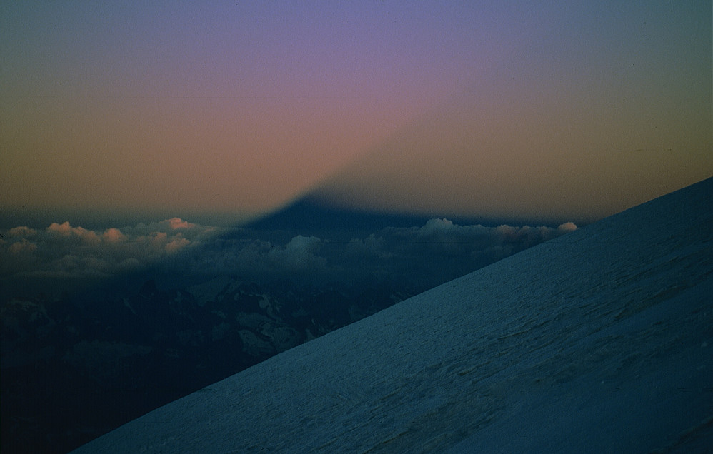 Elbrus skygger for solen og gir fantastisk skyggevirkning.