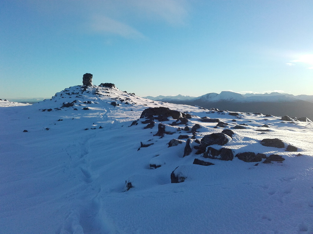 Nysnø over 600 meter. Varden på Lønsetfjellet i bakgrunnen.