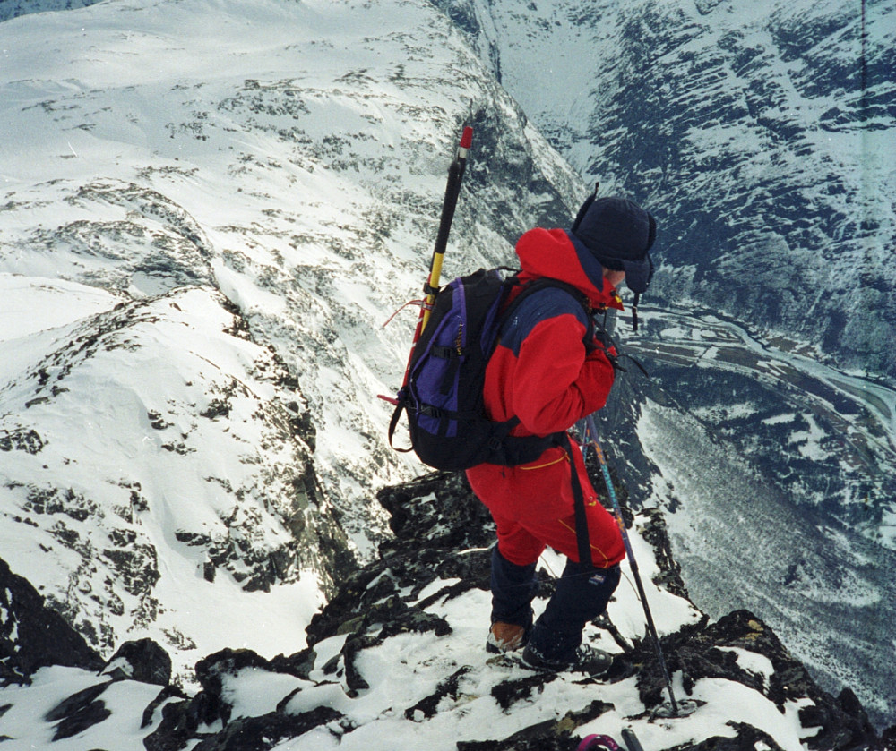 Ola nærmer seg toppen, med utsikt ned i Romsdalen.