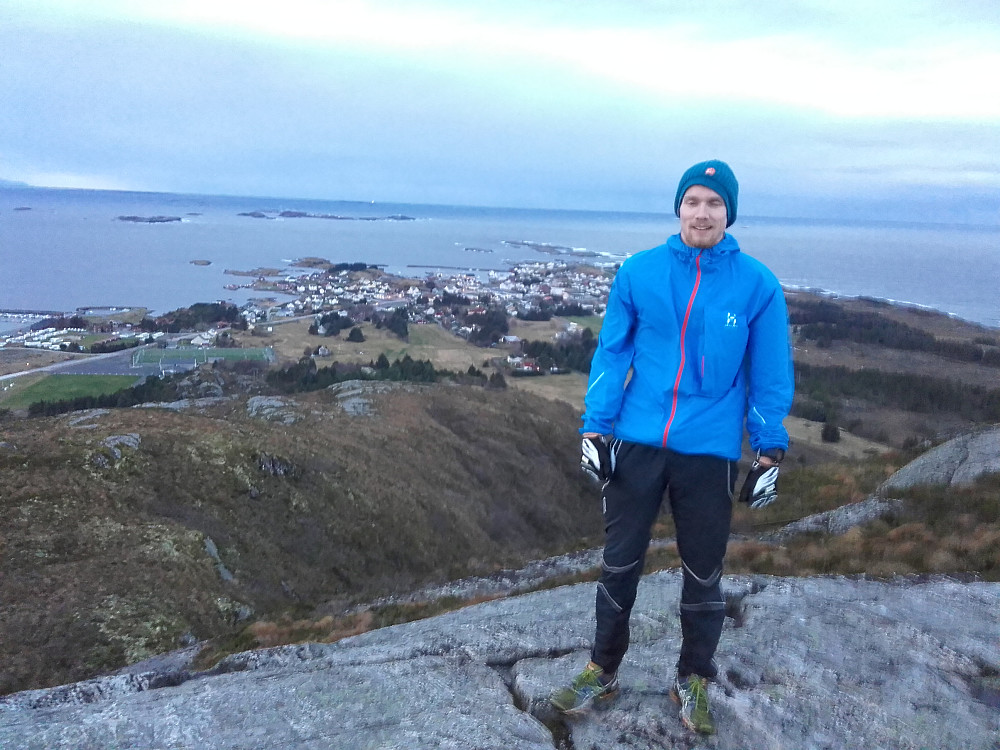 Hans Petter på toppen av Gulberget. Bud I bakgrunnen.