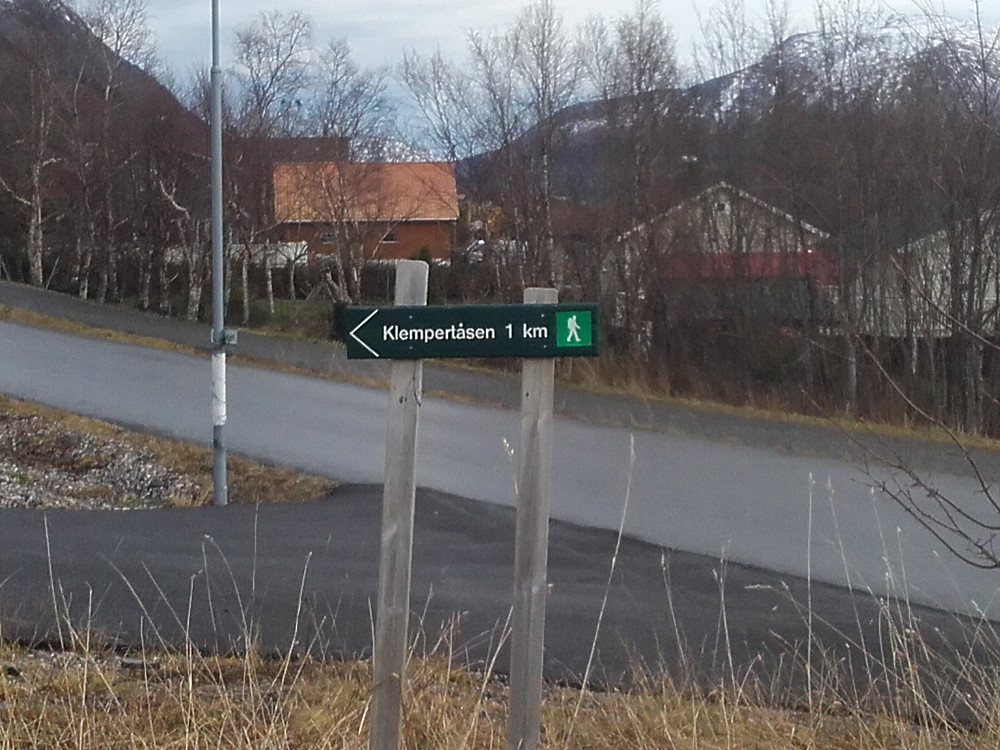 Svingte av fra hovedveien ved Hatle Motor. Gikk fra tidligere industribygg hvor dette skiltet viste vei til Klempertåsen.