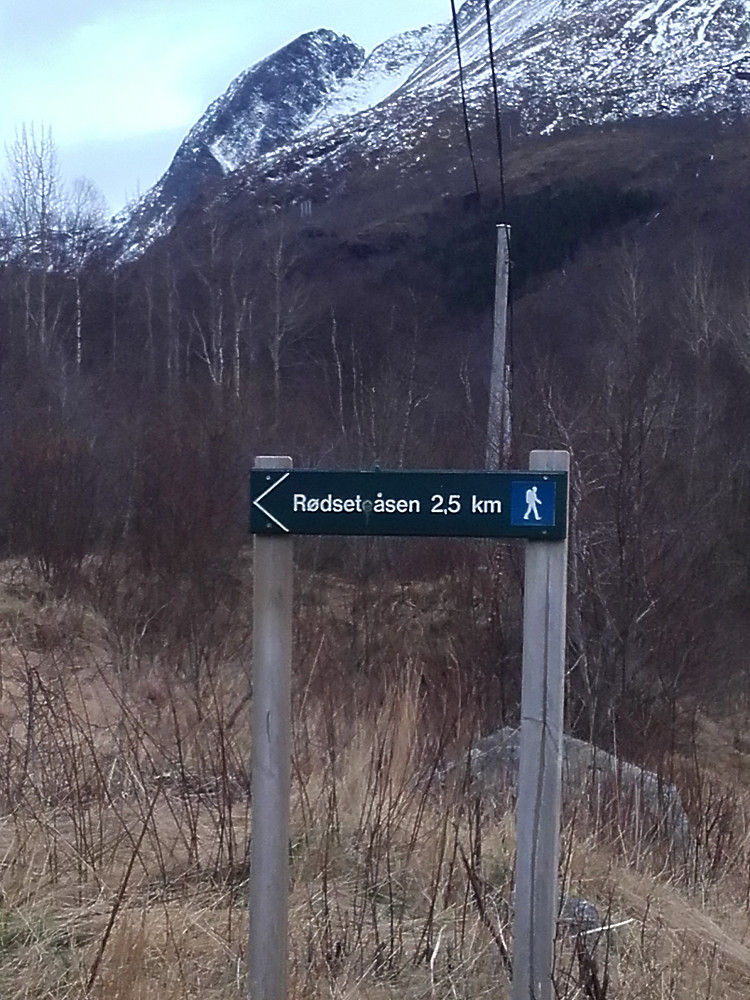 Kjørte inni Rødalen hvor dette skiltet var satt opp og viste vei til Røsetåsen. Vei og sti ledet til topps.