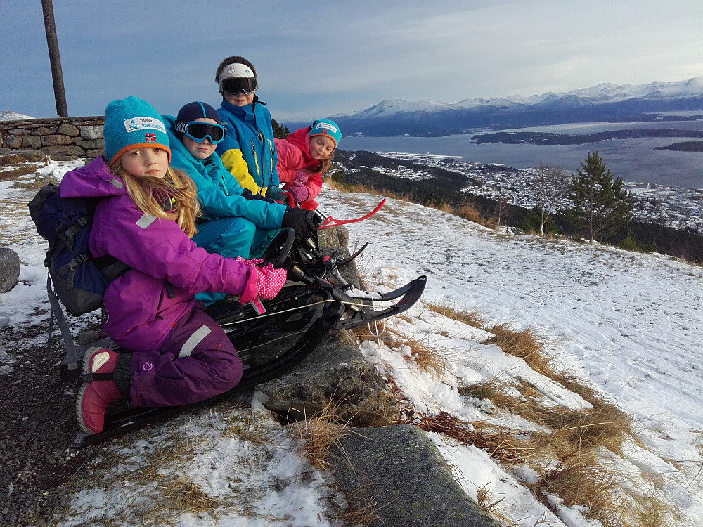 Klar for nedkjøring fra Varden. Lite snø I jula 2015, men flott kjelkeføre ned Vardeveien!