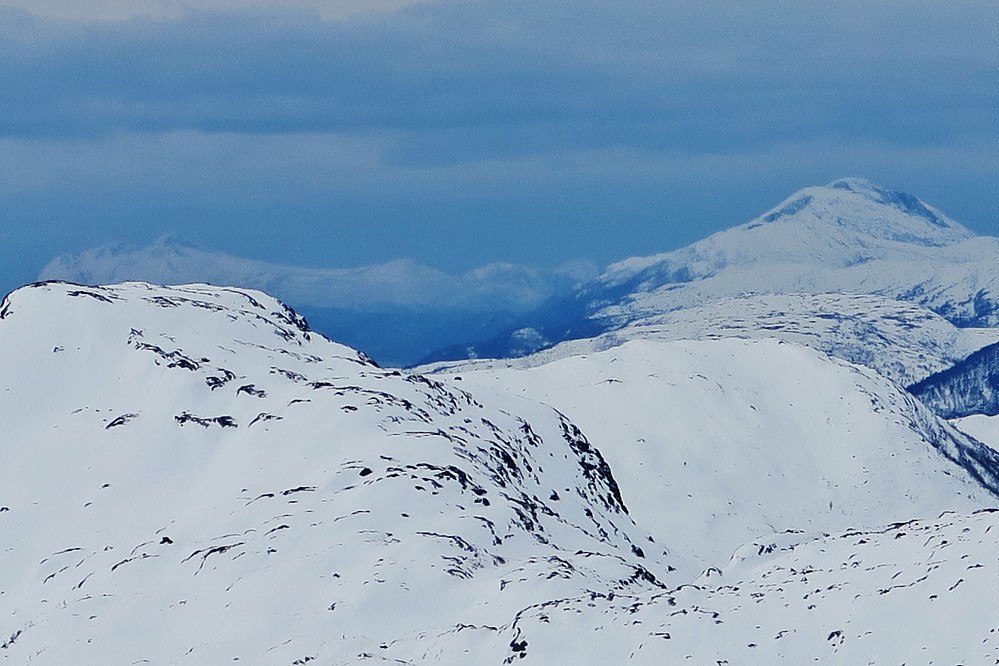 Utsiktet fra Kufjellet er det ikke noe å si på. Midt i bildet ruver Skåla, ca 70 km unna i luftlinje. Bakerst til venstre ser vi Ytstetinden i Vestnes kommune ca 90 km unna i luftlinje. Zoomen på kameraet funker.
