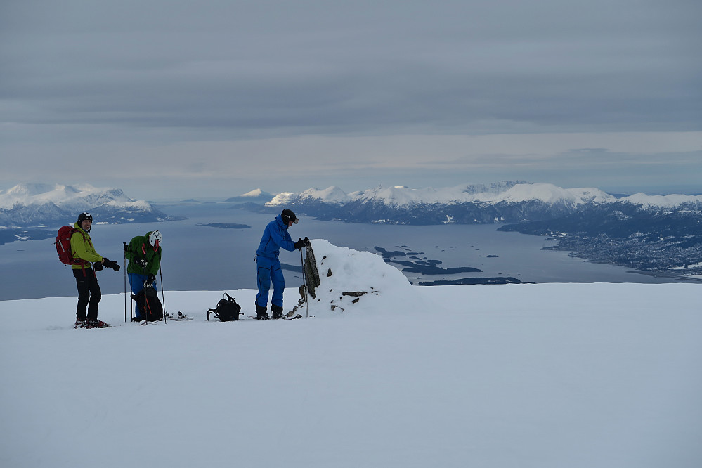 Klargjøring før nedkjøring på Molde kommunes høyeste fjell. Finnes det noe fjell i verden hvor man kan se flere kirker? Hvem tar telleutfordringen??