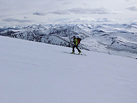 Pauli nærmer seg toppen av Søre Blåskjerdingen.