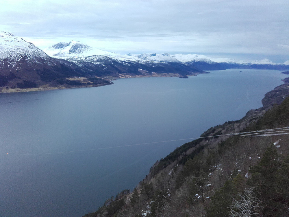Brenslefjellet med utsikt mot vest. Kraftlinja skjemmer denne toppen.