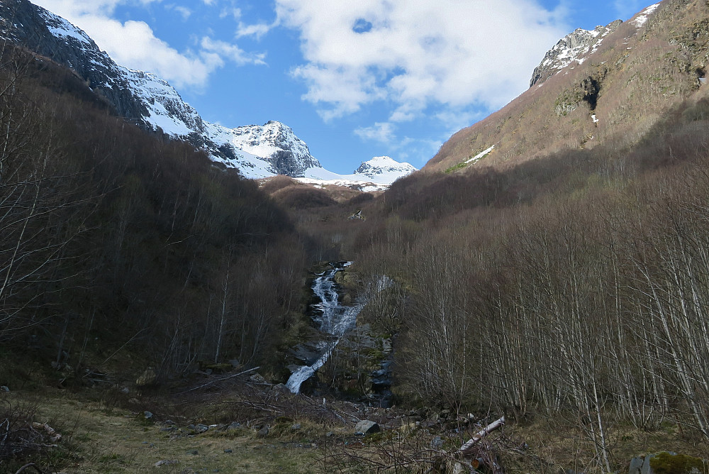 Opp Årnesdalen. Vi måtte bære skia ca opp til 400 meter over havet. Sti til venstre oppover lang elva.