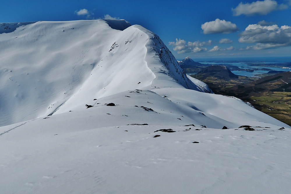 Østsiden på Urfjellet gir ei flott nedkjøring. Bildet er tatt fra Seterfjellet mot Dyrdalsfjellet og Urfjellet.