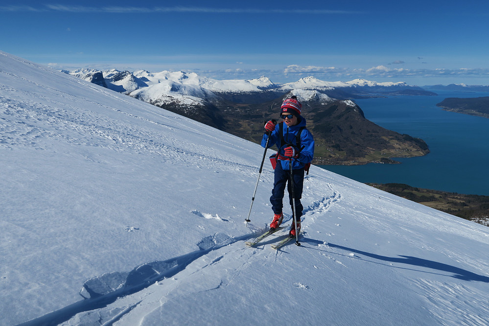 Emil gikk på langrennski med feller opp og brukte slalomskia ned.