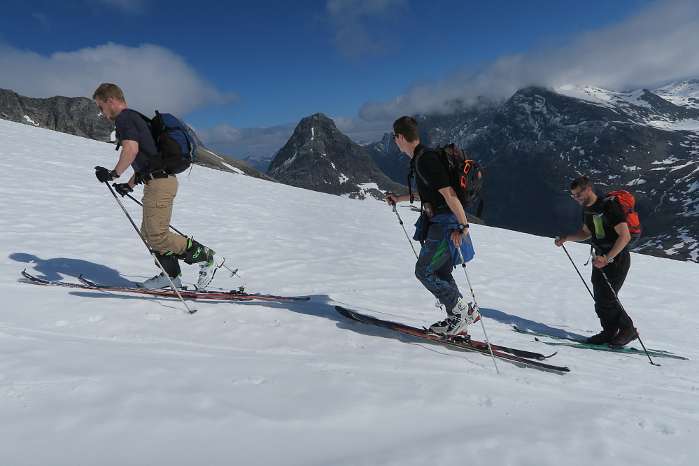 Kristian, Eirik og Olav. Bispen bakgrunnen.