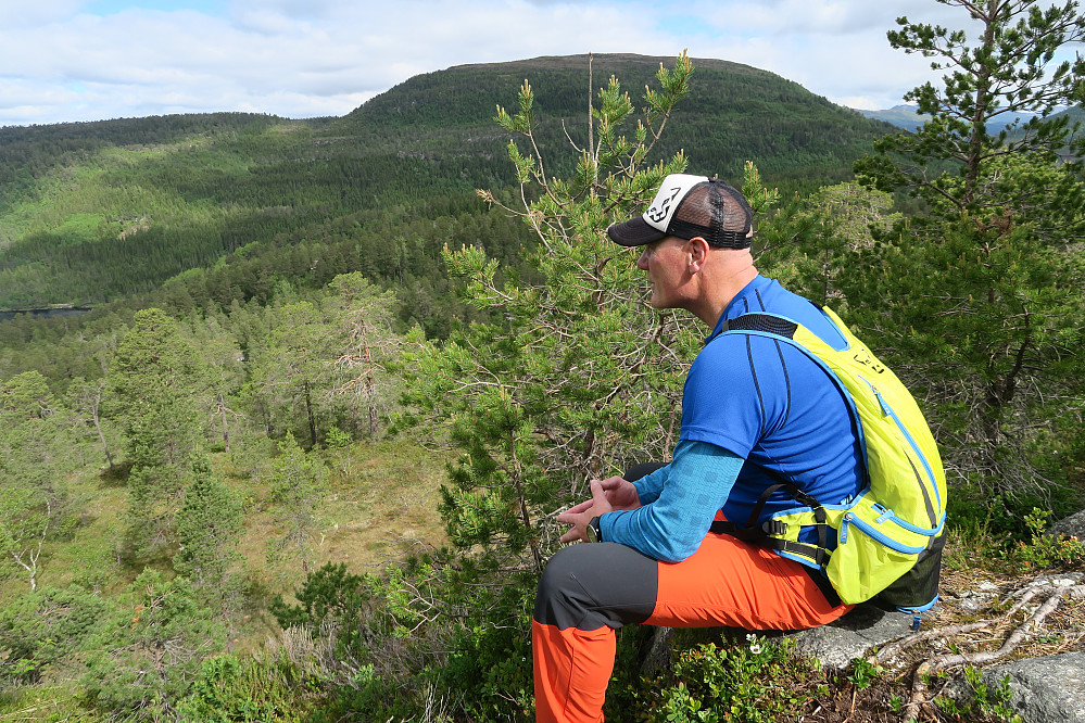 Pauli på Bjønnalihaugen. Horja bak.