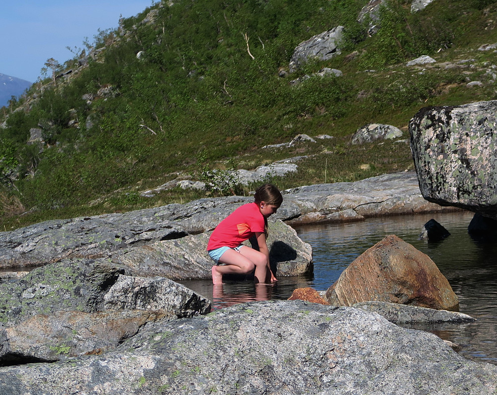 Vel nede igjen på Trollvatnet er det muligheter for en forfriskede dukkert. Vannet er ikke lengre en drikkevannskilde.