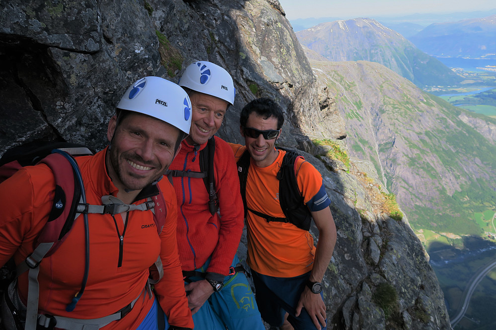 Kilian syntes det var en god ide å gå på Romsdalshornet i dag han også. Han tok oss igjen midt i nordveggen, hilste på og rusla videre over toppen med stø kurs for Kvanndalstindane.