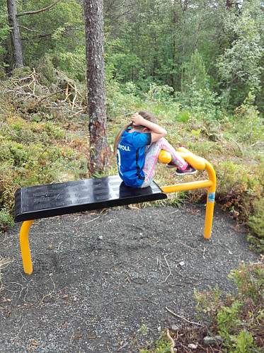 Ella tester ut magemusklaturen.