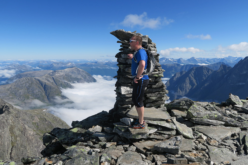 På toppen av Kongen mot Isterdalen og Åndalsnes.