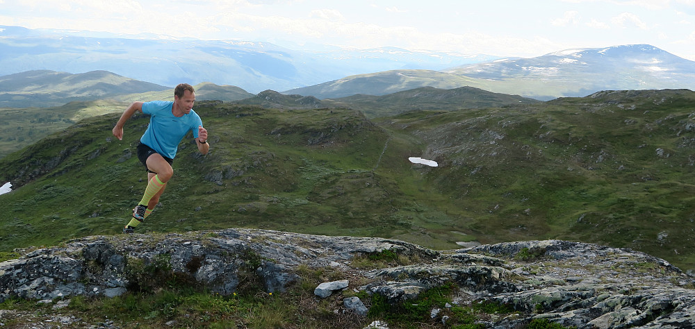 Håvard løper lett på tå. Ikke rart jeg ble sliten. 
