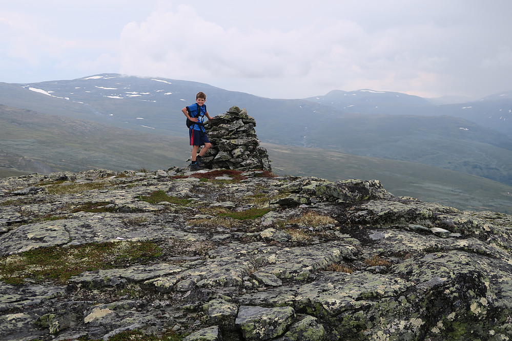 Emil på toppen av Bekkfonnhøa.