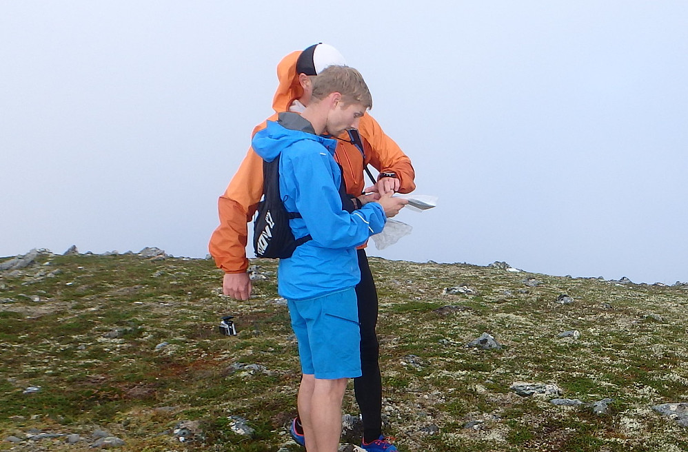 AO lærer HP grovorientering........koter, ekvidistanse, målestokk fremmedord........heldigvis lærer han fort (HAHA). Foto: Pauli