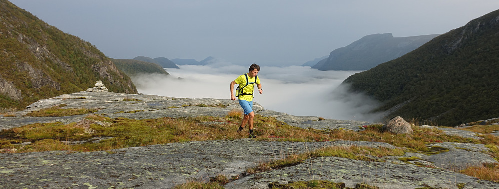 Stedet som er kartfestet som Brekka. en tåkelagt Vestrefjord i bakgrunnen. Varmt og fint septembervær. Vindstille og 18 grader ved havnivå.