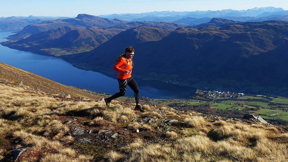 Erik tok selv iniativ til å løpe ned igjen fra Harstadfjellet, da han måtte rekke jobb. Batnfjorden i dalbunnen.