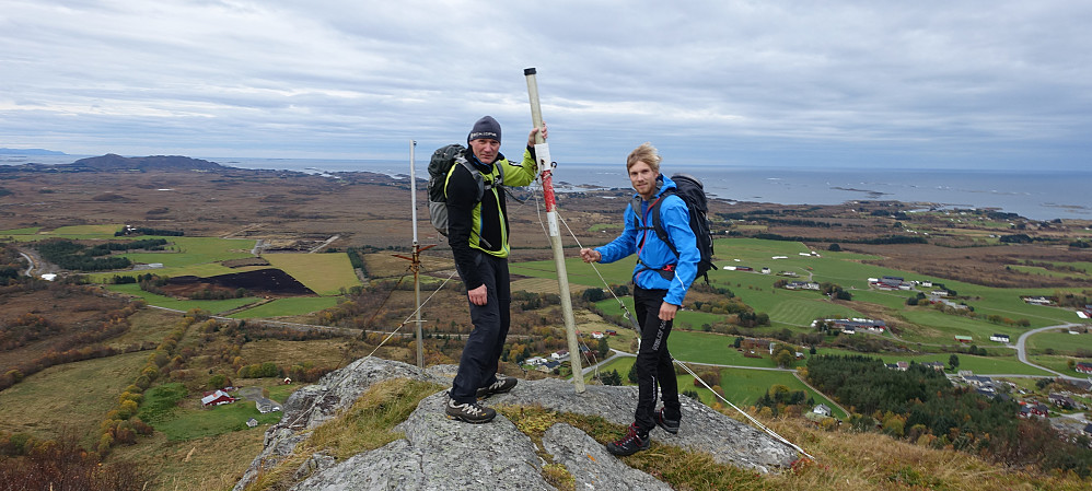 På Horberget ser det slik ut. Der finnes en sti opp hit. Vi fant aldri stistarten, men traff på den ca 150 meter over havet. Det trigonometriske punktet hadde selvsagt blåst ned. Trist disse ikke blir vedlikeholdt på en skikkelig måte.